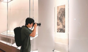 香港故宫文化博物馆举办全新展览—— 81套明代画作吸引观众观摩“寻宝”